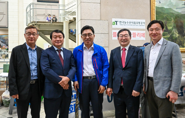 어린이날 문화축제 화훼체험관 ‘플라워 아틀리에’ 현장을 찾은 김춘진 사장 (왼쪽 3번째)