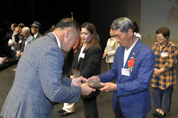 8일, 공주문예회관에서 ‘제52회 어버이날 기념식’ 개최 모습