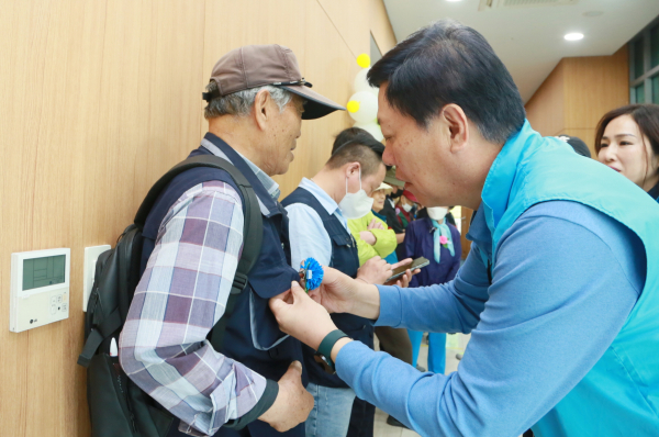 어버이날 맞이 어르신들께 카네이션 코르사주를 달아 드리고 있는 모습