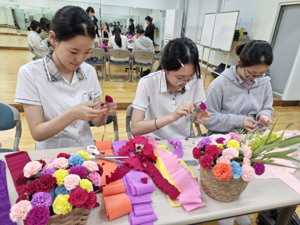 신일여자고등학교 청소년들이 카네이션 꽃 만드는 모습