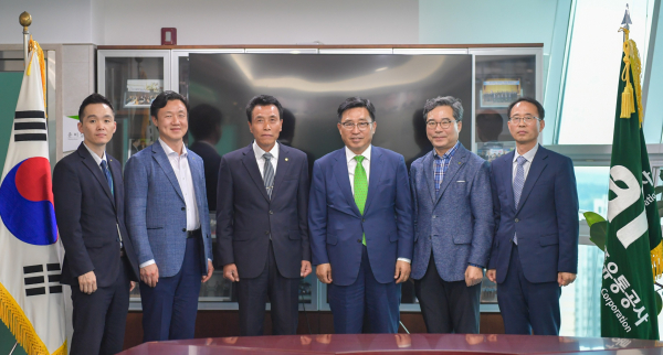 대한양계협회 간담회 기념사진 * 한국농수산식품유통공사 김춘진 사장(우측 3번째), (사)대한양계협회 오세진 회장(우측 4번째)