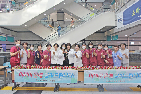 어버이날 카네이션 달아드리기 행사 기념사진