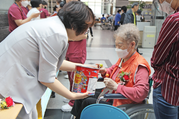 어버이날 카네이션 달아드리기 행사 모습
