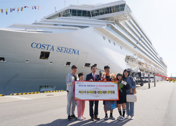 이완섭 서산시장이 코스타세레나호에서 하선한 충남 최초 입국객을 환영했다.