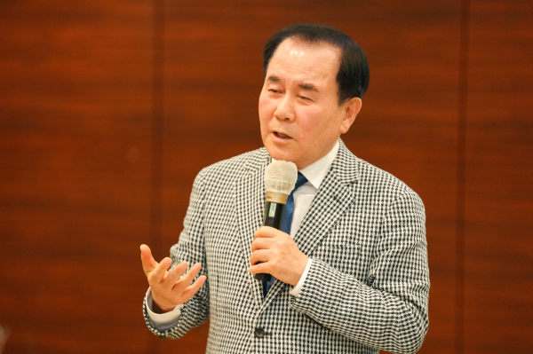 보령 쏠레르호텔에서 도내 5급 이상 일반직공무원 200여 명을 대상으로 실시한 정책소통협의회에서 김지철 교육감이 인사말을 전하고 있다<br>