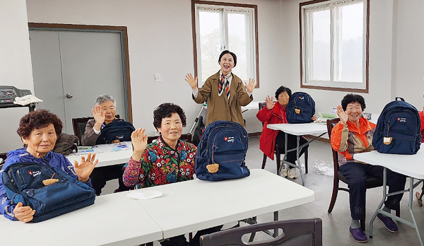 가방을 지원받은 성인 문해교실 교육생들.