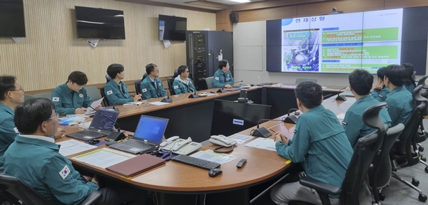한국원자력연구원 직원들이 재난종합상황실에서 비상 훈련에 참석하고 있다