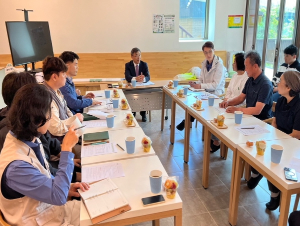 지난 8일 남태헌(가운데) 한국산림복지진흥원장은 안전소통 간담회에서 직원들의 의견을 경청하고 있다.