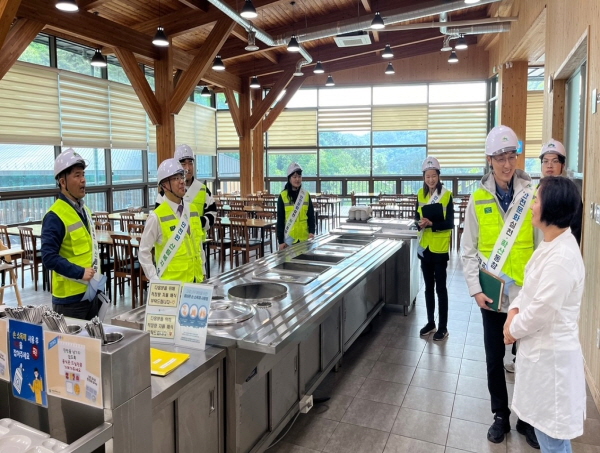 지난 8일 남태헌(가운데) 한국산림복지진흥원장은 숲체원 및 협력업체 직원들과 함께 식중독 예방을 위해 식당 내 위생관리 점검을 하고 있다.