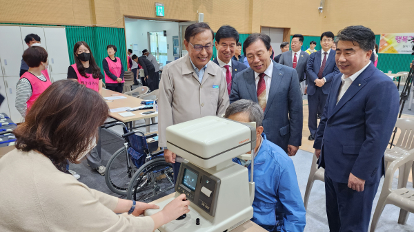최민호 세종특별자치시장(가운데), 백남성 농협충남세종본부장(오른쪽), 신상철 남세종농협조합장(왼쪽)이 세종특별자치시 보람국민체육센터에서 진행된 농촌왕진버스 봉사활동에서 농업인을 격려하고 있다