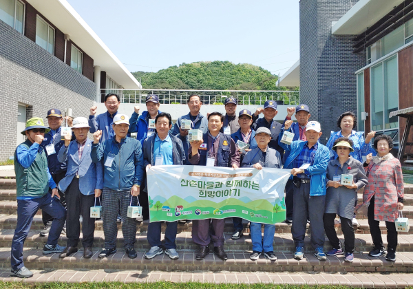 참가자들이 단체사진을 촬영하고 있다