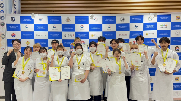 대한민국 챌린지컵 국제요리 경연대회에서 19명 수상 기념사진
