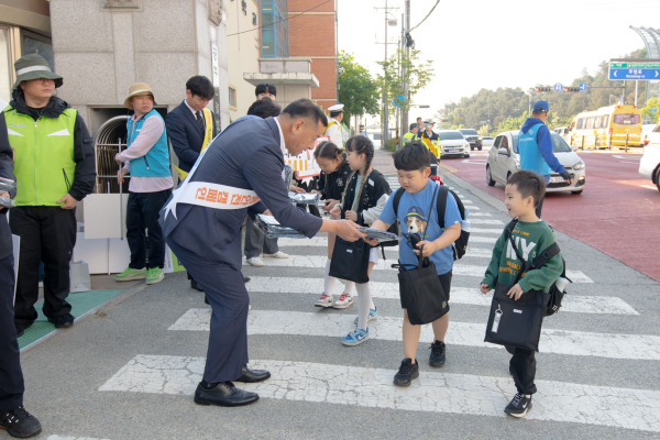 어린이 등굣길 교통안전 캠페인 진행 모습