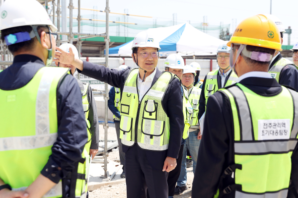 전주역사 증축 공사 현장점검을 하고 있는 국가철도공단 이성해 이사장 (가운데)
