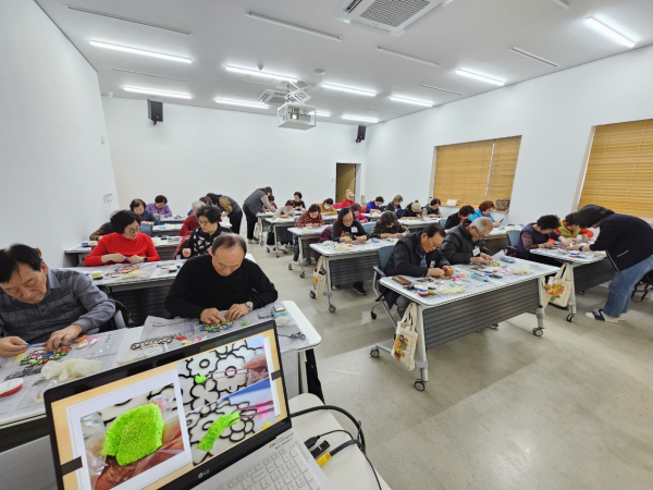 치매 예방 교실 공예 사진