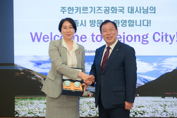 최민호 시장, 14일 아이다 이스마일로바(Aida Ismailova) 주한 키르기즈공화국(키르기즈스탄) 대사 만나 환담 모습