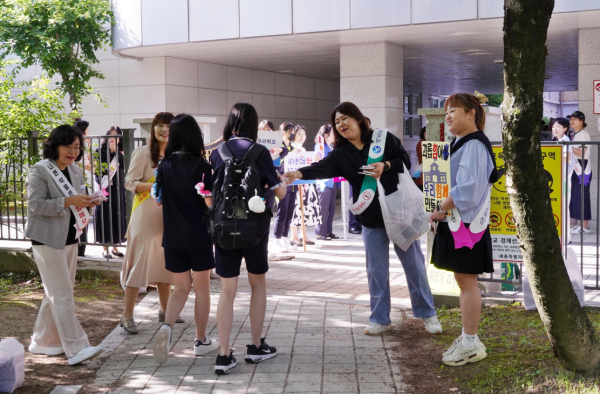 등굣길 흡연･마약 예방 홍보 운동(캠페인) 진행 모습