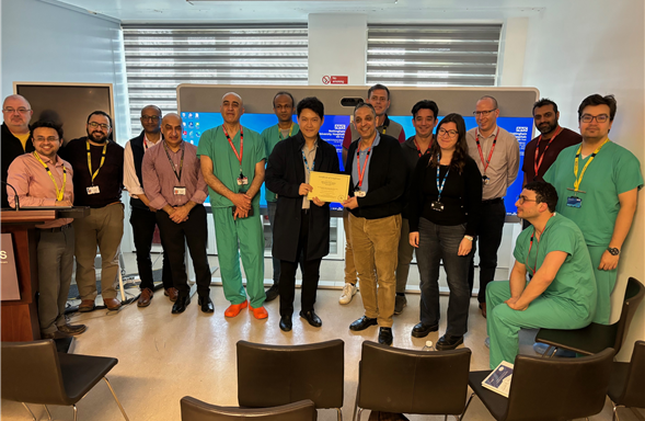 대전을지대병원 석상윤교수(왼쪽에서 여덟 번째)가 영국 노팅엄 국민보건서비스 Trust 대학병원 척추 센터에서 연수중 현지 의료진들을 대상으로 양방향 척추 내시경 수술 테크닉에 대해 교육했다.