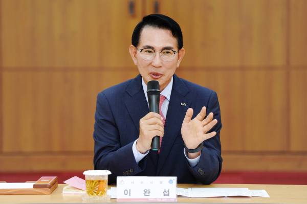 17일 시청 중회의실에서 열린 제3기 청렴시민감사관 위촉식 개최 모습