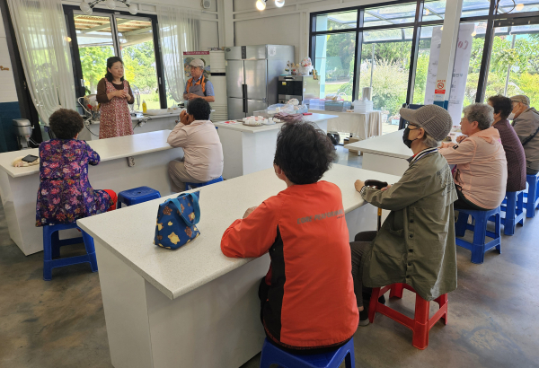 17일 경증치매환자 10명을 대상으로 명가네 힐링농장에서 진행된 ‘치매치유농업 프로그램’