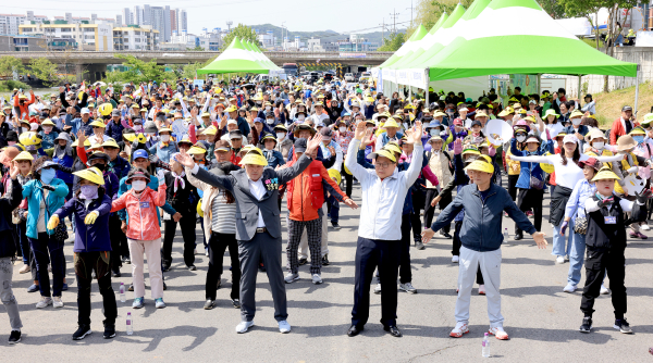 ‘2024 함께, 걸어보령’ 행사 개최(시작전 체조 모습)