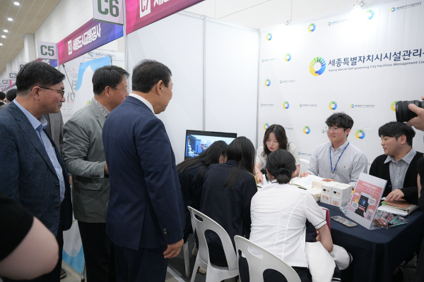 충청권 공공기관 지역인재 합동채용설명회장을 둘러보는 최민호 시장 모습