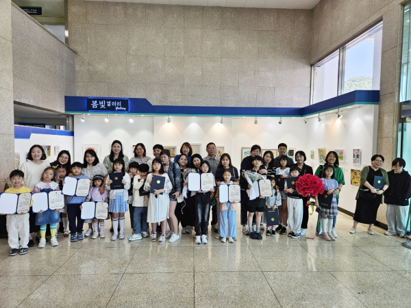 '봄빛 갤러리'에서 어린이 미술 전시 개막식 모습
