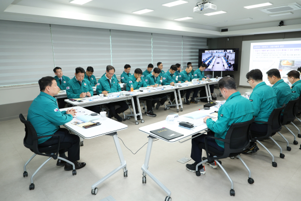 윤석대 한국수자원공사 사장(사진 왼쪽)이 17일 섬진강댐에서 전사 특별 대책회의를 주재하며 임원진, 본사 및 전국 댐 지사 부서장과 함께 홍수 대비 체계를 점검하고 있다.