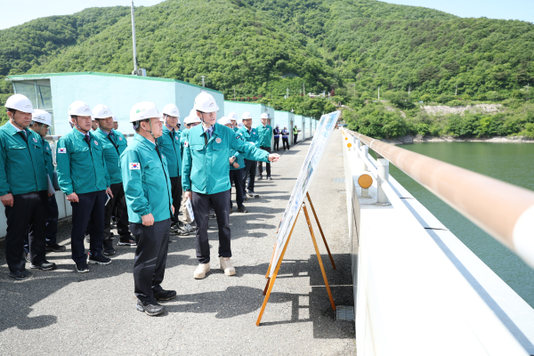 윤석대 한국수자원공사 사장(사진 앞줄 왼쪽)이 17일 섬진강댐에서 댐 운영현황을 점검하며 임원진, 본사 및 전국 댐 지사 부서장과 함께 홍수 대비 체계를 점검하고 있다