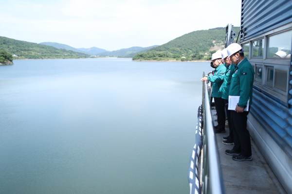 윤석대 한국수자원공사 사장(사진 오른쪽 세 번째)이 17일 섬진강댐에서 댐 수문 설비를 점검하며 임원진, 본사 및 전국 댐 지사 부서장과 함께 홍수 대비 체계를 점검하고 있다.