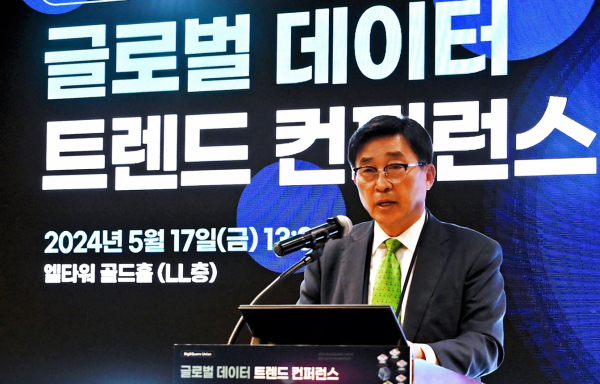 글로벌 데이터 콘퍼런스 개회사 중인 김춘진 사장