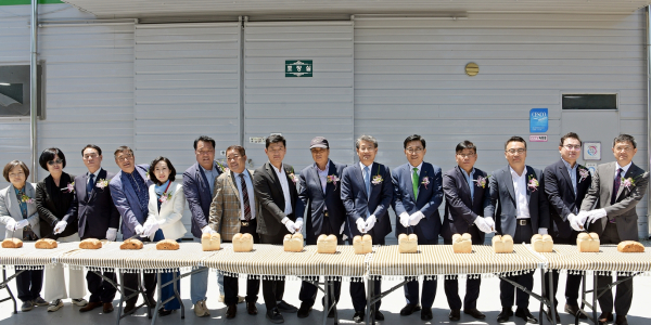 구례군 우리밀 가공공장 제분 시설 준공식 기념사진 * 한국농수산식품유통공사 김춘진 사장(우측5번째) 구례군에서 열린 ‘우리밀 가공공장 제분 시설’ 준공식에 참석