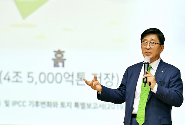 구례군 열린강좌 현장사진  * 강의중인 한국농수산식품유통공사 김춘진 사장