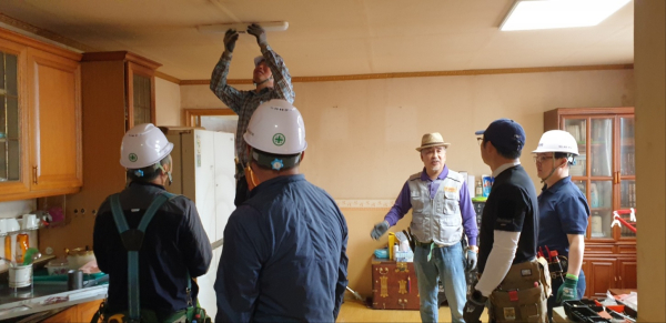 취약계층 봉사활동 (부식·파손 전선을 새로운 전선으로 교체하거나 보수 봉사)