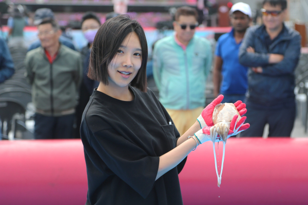 꼴갑축제 행사 중 갑오징어 맨손잡기 체험