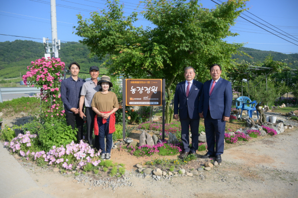 농장정원 /왼쪽부터 참새골농장가족, 네번째 이종순 농림수산식품교육문화정보원장, 최민호 세종시장