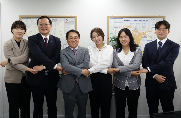 21일, 박형덕 서부발전 사장은 서울 종로 태화홀딩스 본사를 방문했다. 사진은 박형덕 서부발전 사장(왼쪽 세 번째)과 강나연 태화홀딩스 대표(네 번째) 등 관계자들이 기념촬영하는 모습