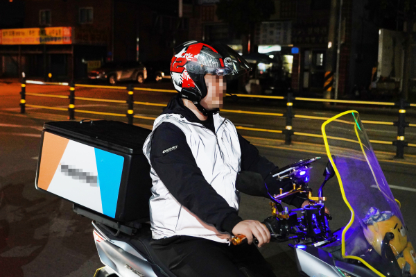 반광의류를 착용한 배달종사자 모습