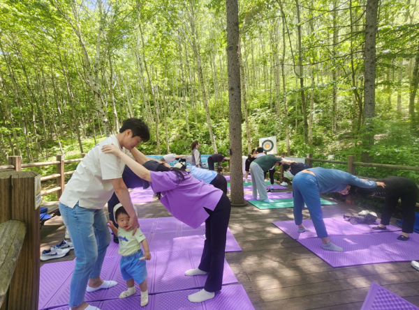 지난 18일 경북 김천시 증산면 국립김천치유의숲 자작나무숲에서 김천지역 임신부 가족들이 숲태교 프로그램에 참여하고 있다