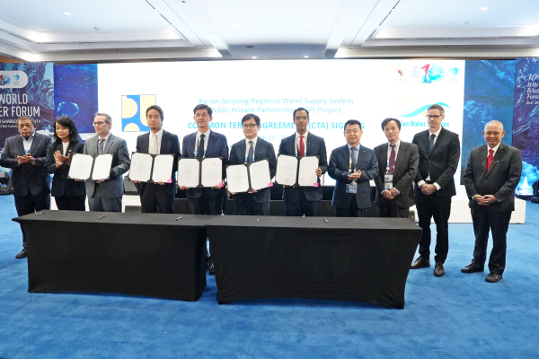 윤석대 한국수자원공사 사장(사진 오른쪽 네 번째)과 함께 한국수출입은행, 아시아개발은행 및 국제금융공사 등 국제 투자기관 주요 참석자들이 지난 21일 인도네시아 발리에서 까리안 광역상수도 사업 투자지원을 합의하고 기념사진