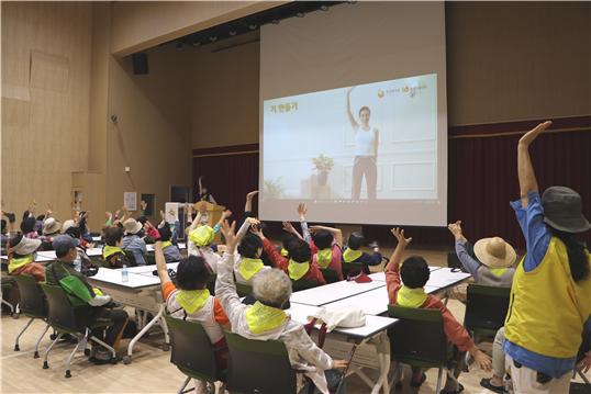 22일, 국립대전숲체원을 찾은 계룡시노인복지관 시니어들이 안전교육 & 준비체조에 참여하고 있다