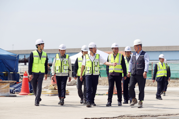 부전~마산 복선전철 복구공사 현장점검을 하고 있는 국가철도공단 이성해 이사장 (가운데)