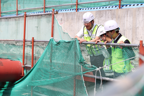 부전~마산 복선전철 복구공사 현장점검을 하고 있는 국가철도공단 이성해 이사장 (왼쪽에서 첫 번째)