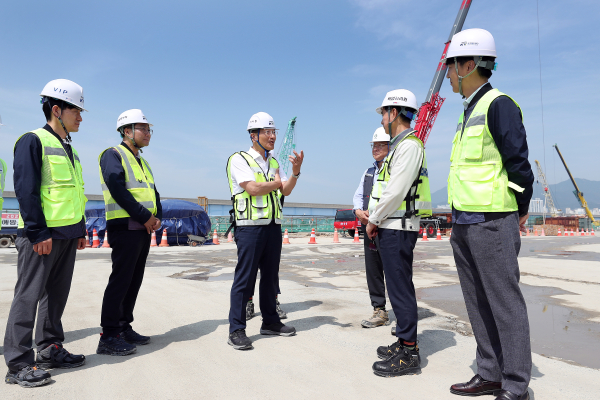 부전~마산 복선전철 복구공사 현장점검을 하고 있는 국가철도공단 이성해 이사장 (가운데)