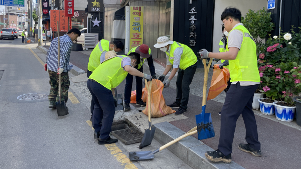 여름철 호우피해 예방 빗물받이 정비 모습