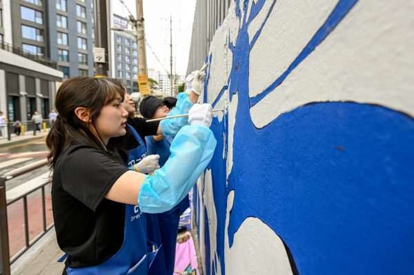 ‘제64차 아름드리 꿈그림’ 봉사활동에서 봉사자들이 벽화를 그리고 있는 모습.