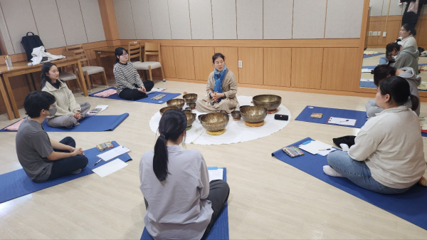 1학기 집단상담 프로그램의 하나로 진행한 싱잉볼 사운드테라피 힐링명상 운영 모습
