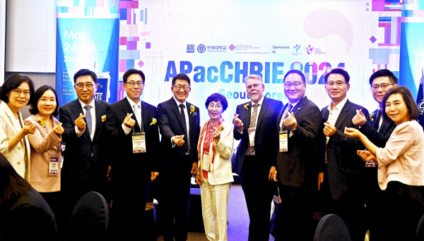 아시아태평양 호텔외식급식관광학회 기념사진 * 한국농수산식품유통공사 김춘진 사장(좌측3번째), 함선옥 아태호텔외식급식관광학회 조직위원장(좌측 2번째), 임종백 연세대 대외협력처장(좌측4번째), 케이천 홍콩폴리테크닉 대학교 관광대학장(좌측 5번째), 양일선 연세대 명예교수(좌측 6번째), 워렌 굿써 아태호텔외식급식관광학회 회장(좌측 7번째)