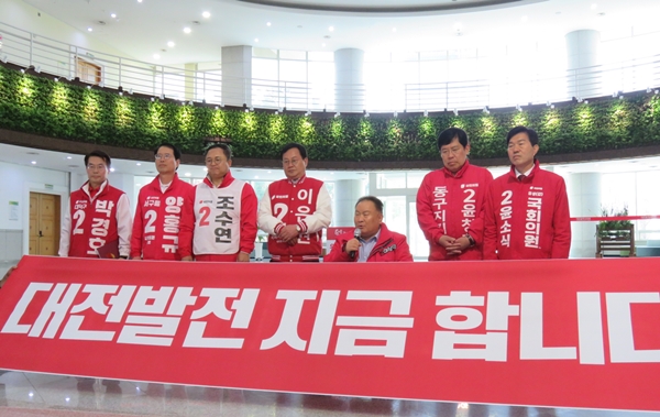 (왼쪽부터) 국민의힘 대덕구 박경호, 서구을 양홍규, 서구갑 조수연, 중구 이은권, 유성을 이상민, 동구 윤창현, 유성갑 윤소식 국회의원 후보