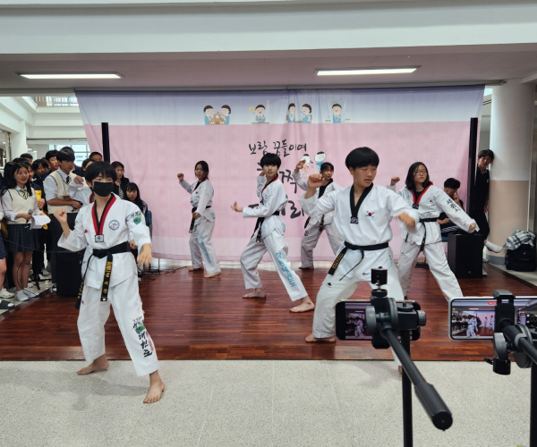 보람중학교 학생들이 대만 학생 방문 환영의 의미로 태권도 공연을 하고있다.